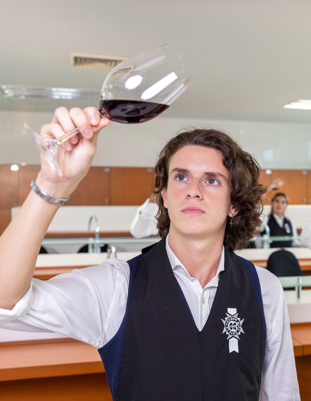 estudiante-catando-vino